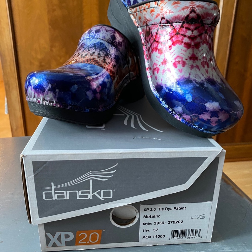 Like new multi color Dansko shoes. 37